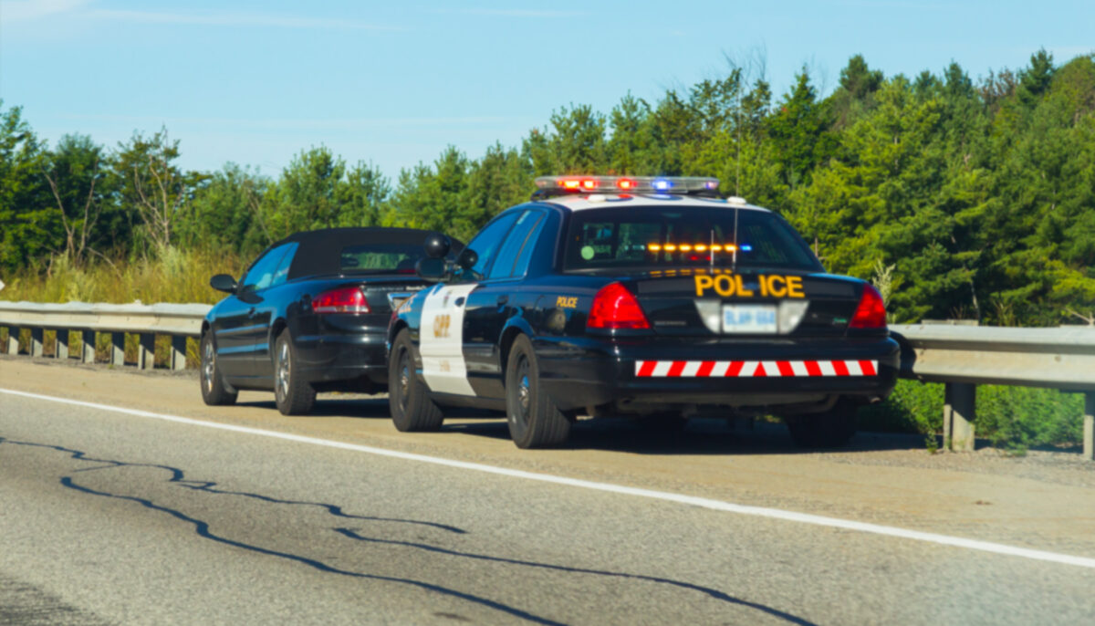 Une dame allant à un rendez-vous se fait soudainement arrêter et contrôler par un policier, elle s&rsquo;attend à recevoir une contravention, mais est surprise par l&rsquo;attitude de l&rsquo;agent