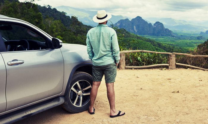 Il quitte son travail et voyage aux États-Unis avec deux chiots qui avaient été abandonnés sur la route du désert de l&rsquo;Arizona