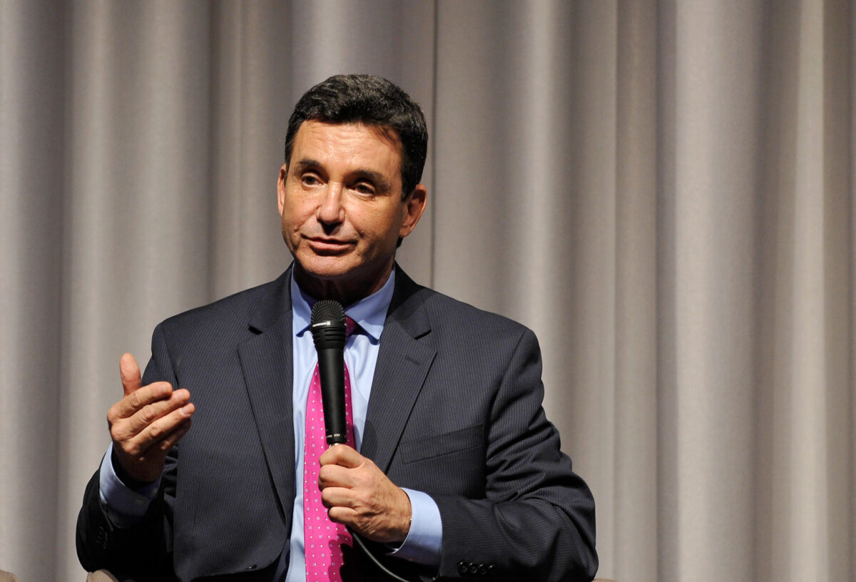 Le Dr Bruce Hensel, ancien correspondant de la NBC, arrêté pour avoir demandé des photos sexuelles à une enfant de 9 ans