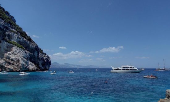 Un homme capture une silhouette radieuse dans les nuages près de l&rsquo;Italie