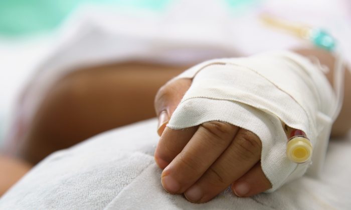 La photo virale d&rsquo;un père endormi sous le lit d’hôpital de son fils