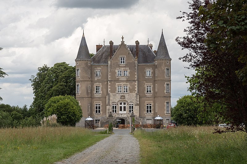 Après avoir acheté un château en très mauvais état en Mayenne, un couple gagne des millions en revenus