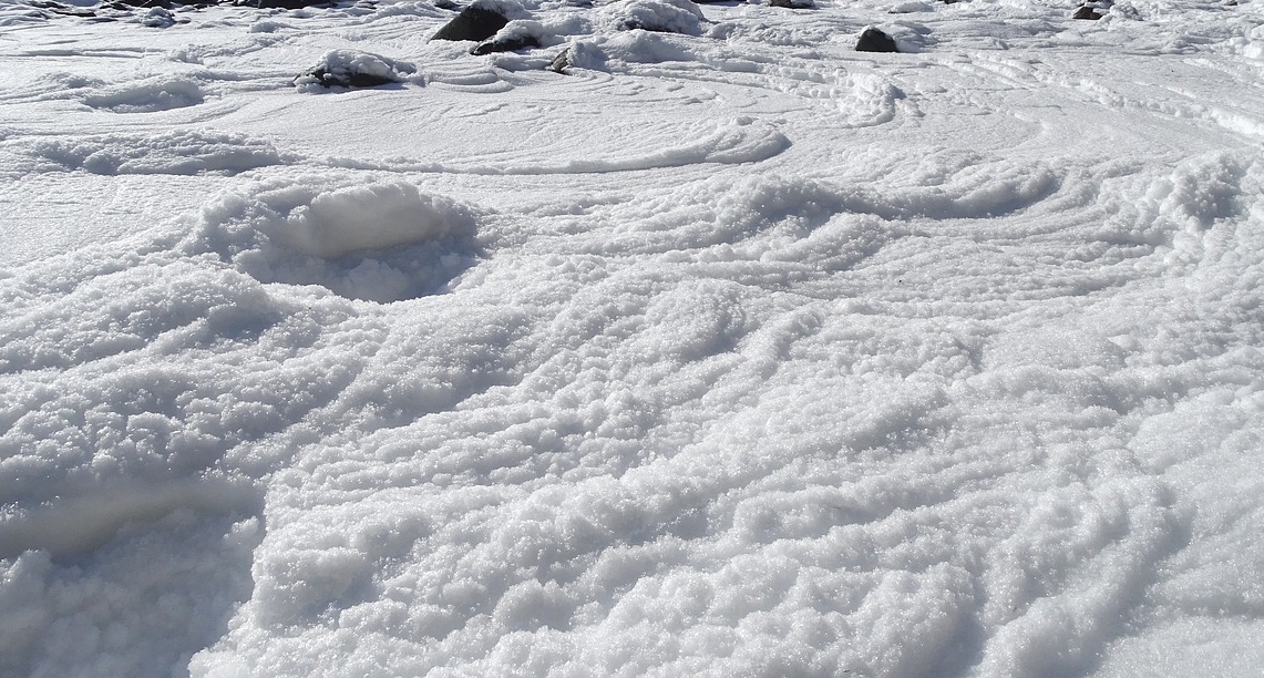 En Normandie, à Houlgate, l&rsquo;écume a recouvert le bord de mer comme un manteau de neige