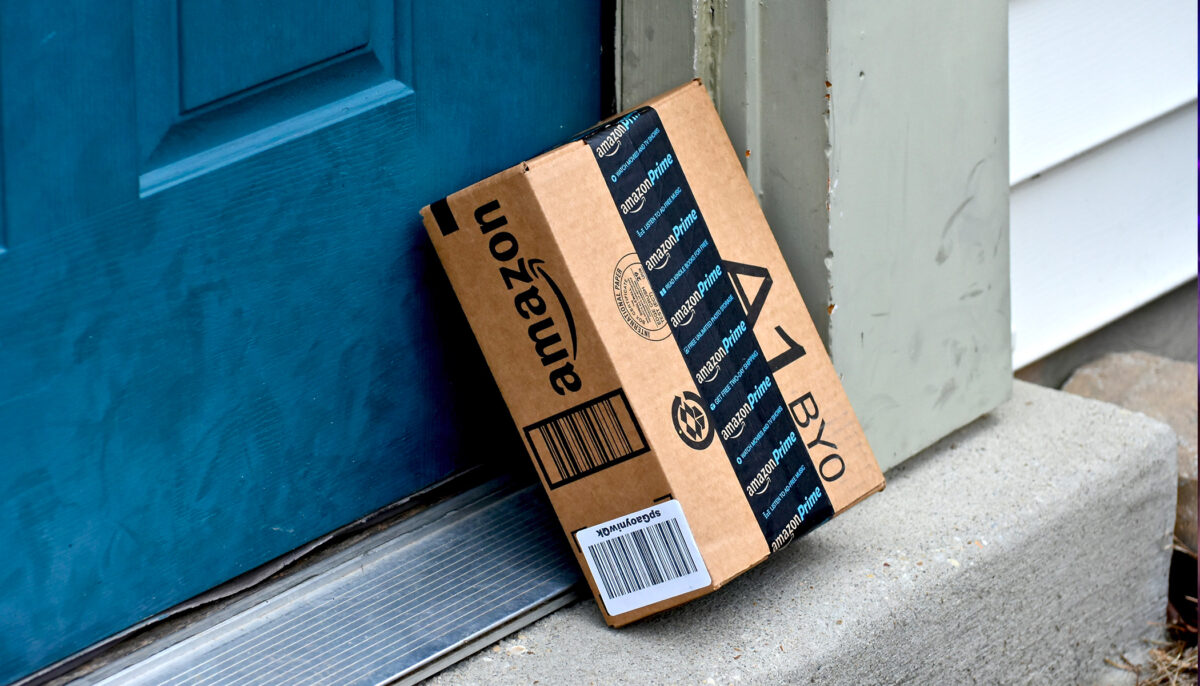 Il offre un gâteau d&rsquo;anniversaire qui réplique remarquablement bien un paquet d&rsquo;Amazon, à sa femme obsédée par Amazon