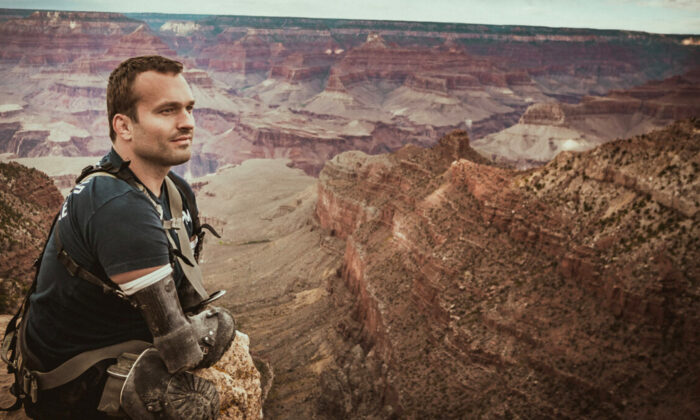 « Pas d&rsquo;excuses » : la vraie histoire d&rsquo;un alpiniste amputé des quatre membres