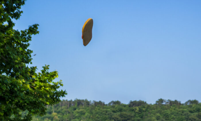 Une mère en colère lance une tong à «tête chercheuse» sur une adolescente à 30 mètres de distance