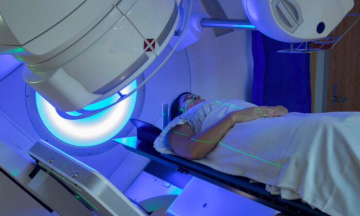 Une adolescente de génie conçoit une «armure» en maille écaille qui protège contre les radiations lors des traitements du cancer du sein