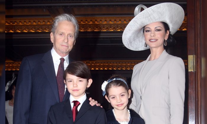 La fille de Catherine Zeta-Jones, Carys, a grandi et ressemble trait pour trait à sa mère