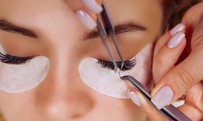 Des extensions de cils mal entretenues peuvent causer une infestation de « poux de cils », selon les médecins