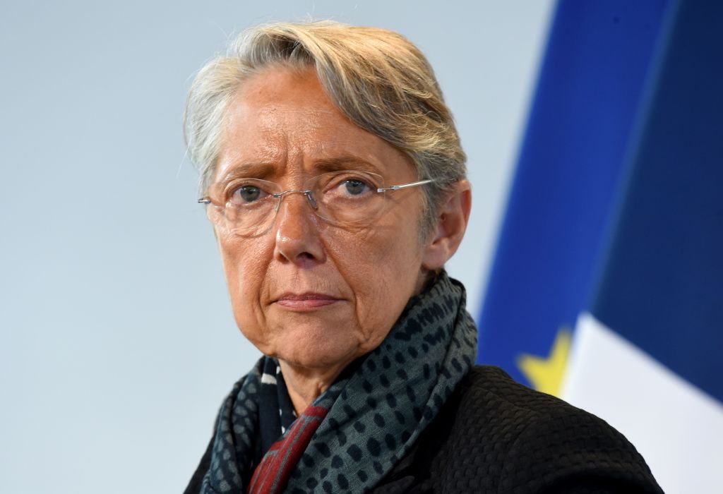 Fermeture des remontées mécaniques : Élisabeth Borne appelle les stations à « embaucher les saisonniers » en février