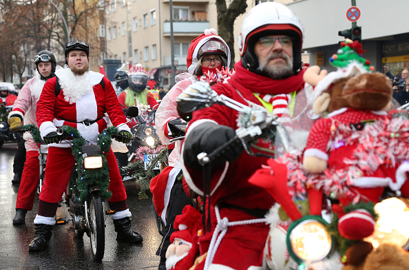 Bordeaux : plus de 1200 motards déguisés en père Noël apportent des cadeaux aux enfants malades