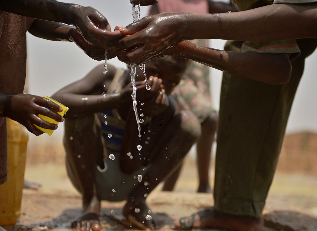 Kenya : une ONG transforme de l&rsquo;eau de mer en eau potable pour 35.000 personnes chaque jour