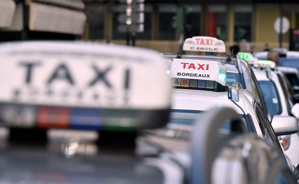 Grève: des taxis de Bordeaux transportent gratuitement des enfants à Noël sur de longues distances