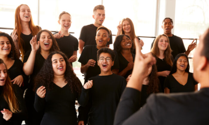 La chorale du lycée surprend le public avec la performance hilarante de la pop star coréenne « Horse Dance »