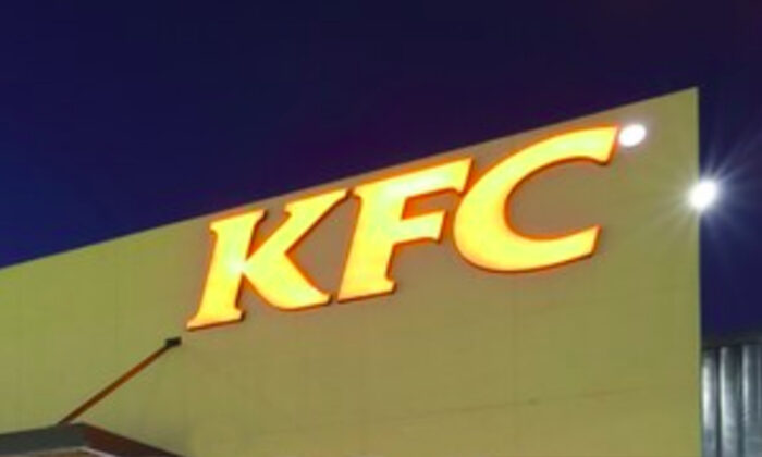 On se moque d’un couple en ligne pour s&rsquo;être fiancé au KFC – des entreprises s&rsquo;engagent alors à financer leur mariage de rêve