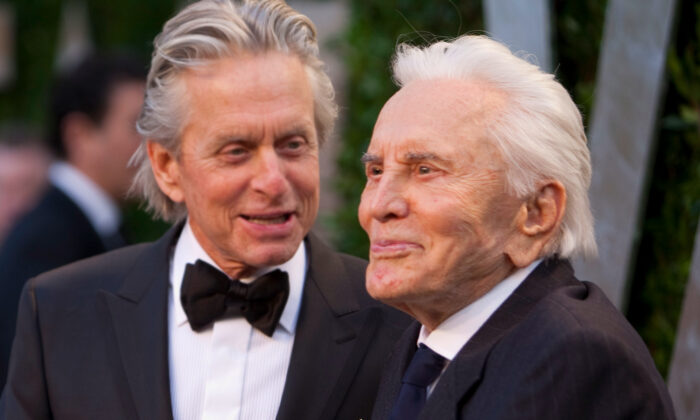 Étant la célébrité la plus âgée encore vivante, la légende hollywoodienne Kirk Douglas a 103 ans et veut fêter « juste en famille »