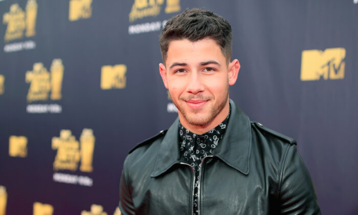 Un père paumé écrit à sa fille « Qui est Nick Jonas ? », alors qu&rsquo;il est assis à côté de lui dans un avion