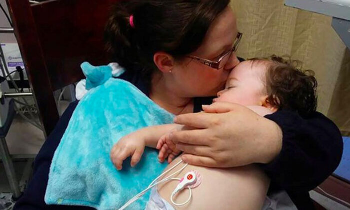 Une maman est affolée parce que son bébé a mangé une capsule de lessive toxique qu&rsquo;il a pris pour un bonbon