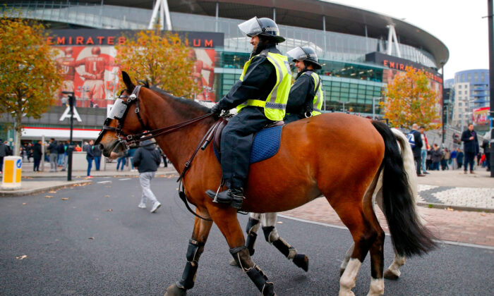 Une vidéo montre un cheval de la police refusant de commencer à travailler sans une grande tasse de thé avec sucre, c&rsquo;est hilarant