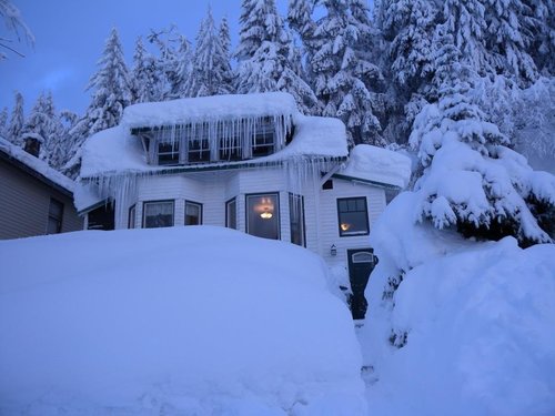 Un enfant de 5 ans transporte un tout-petit sur un km en Alaska après avoir été laissés seuls à la maison, a dit la police