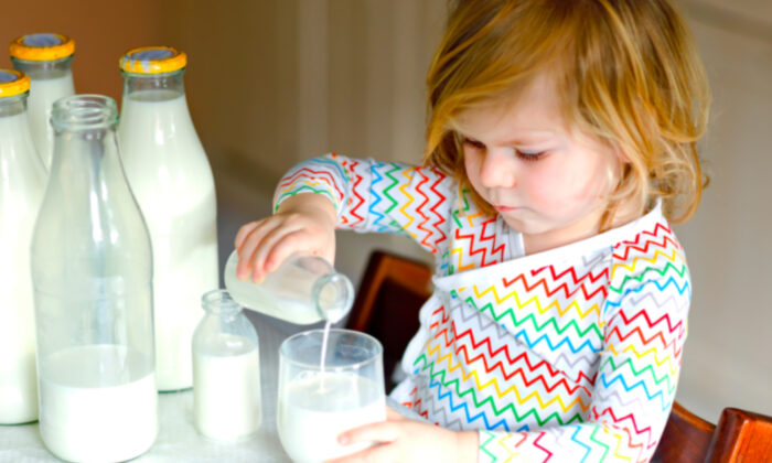 Une mère publie un avertissement: son bambin a été hospitalisé pour avoir bu «trop de lait de vache»