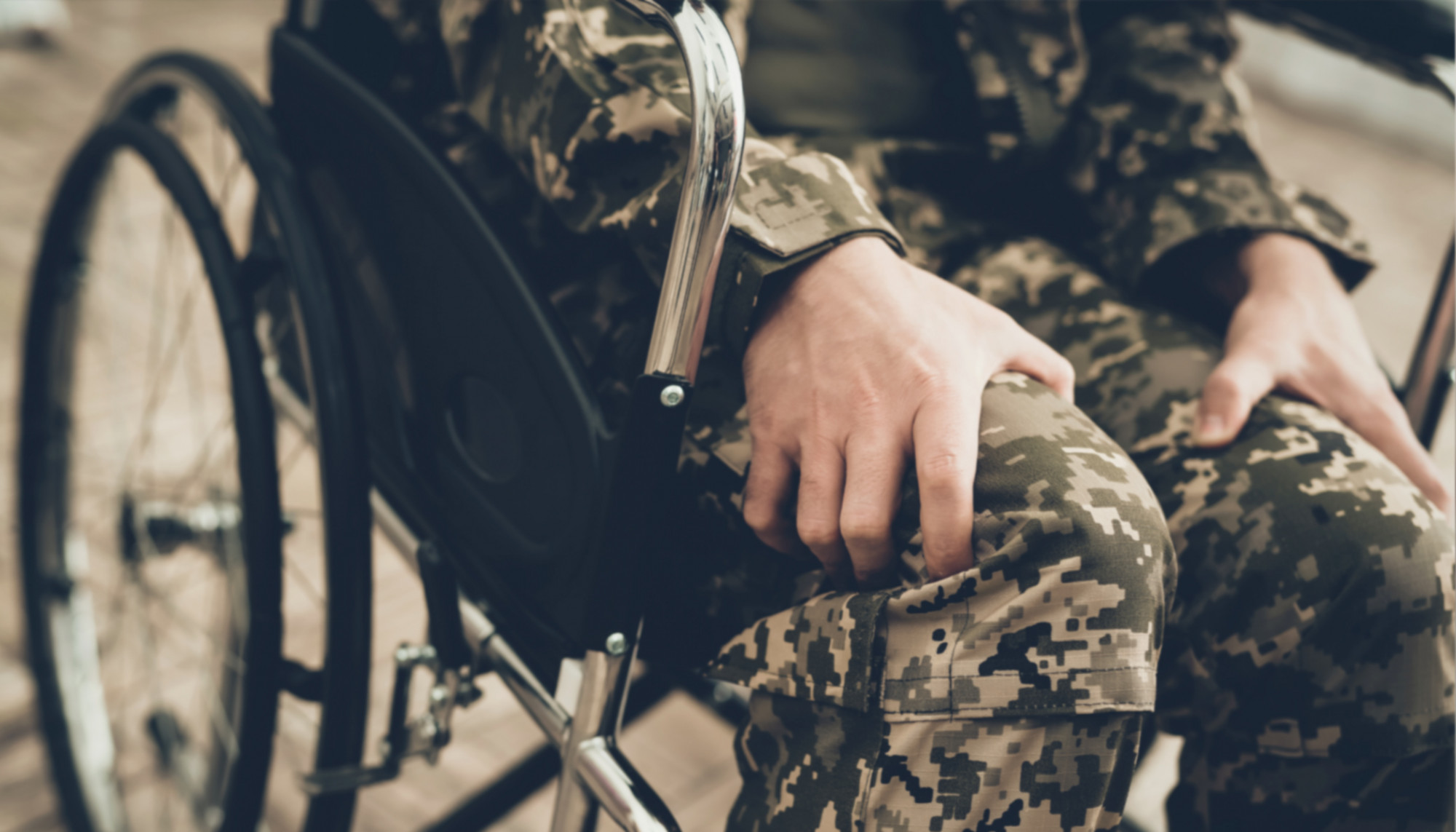 Un ancien combattant de la marine américaine, paralysé au combat en Irak, réapprend à marcher 15 ans plus tard