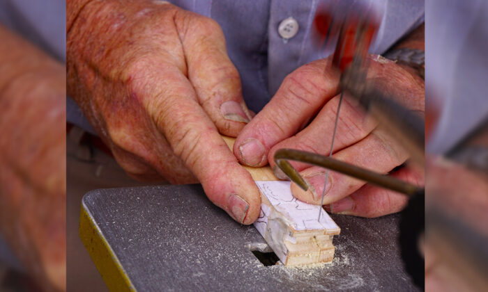 Un ancien combattant de 80 ans construit des centaines de jouets en bois pour les enfants dans le besoin à Noël