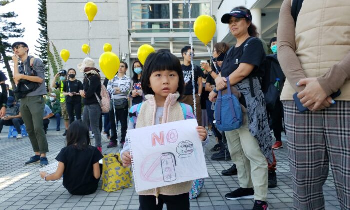 Parents, enfants debout côte à côte demandent à la police de Hong Kong de cesser d&rsquo;utiliser du gaz lacrymogène