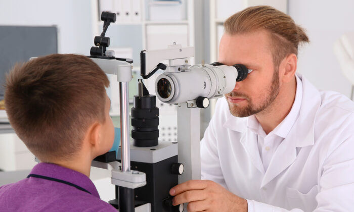 Des parents voient une « lueur blanche » dans l&rsquo;œil gauche de leur fils et sont dévastés lorsqu&rsquo;ils entendent le diagnostic