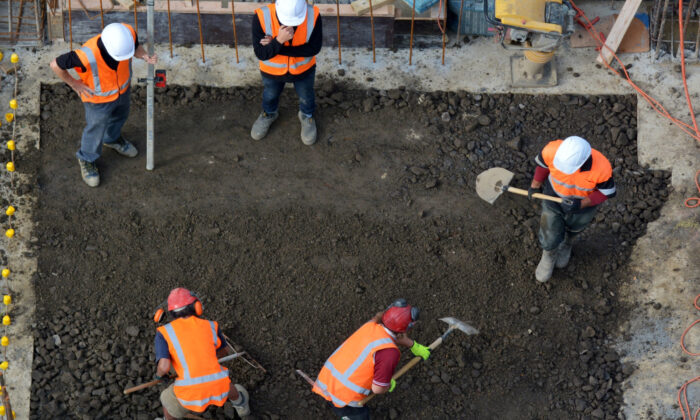 Des travailleurs de la construction creusent le sol pour un gratte-ciel et trouvent un artefact de 15 mètres de long