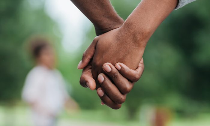 Un homme passe 40 jours à creuser un puits tout seul après qu’on a refusé à son épouse l&rsquo;accès à l&rsquo;eau