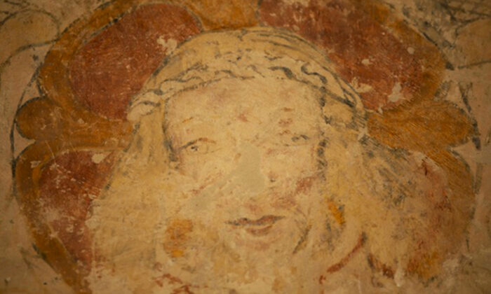 Découverte dans une église d&rsquo;une statue cachée par un maçon après l&rsquo;ordre de Charles II de la détruire