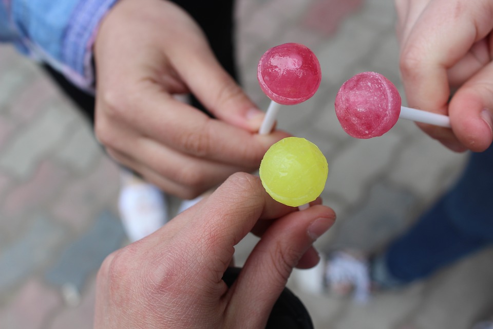 Un enfant de 5 ans manque de mourir étouffé avec une sucette : son père veut alerter les parents