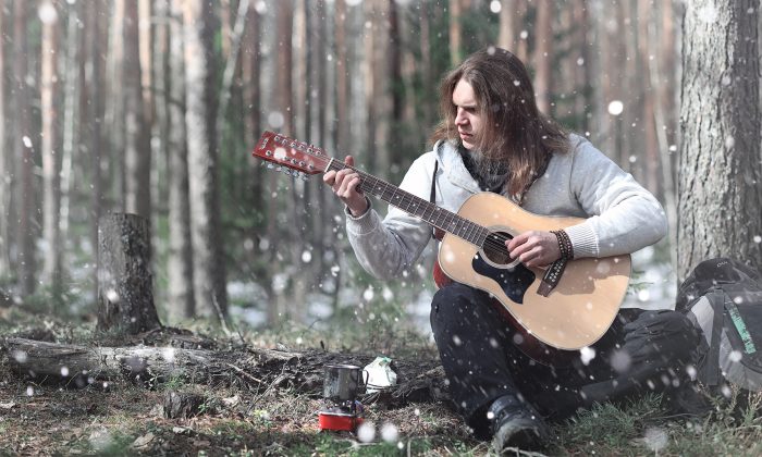 Des hommes qui chantent une chanson folklorique dans le bois sont ravis d&rsquo;entendre une symphonie troublante derrière eux
