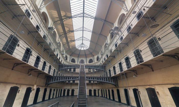 Un gardien de prison s&rsquo;effondre soudainement, puis 6 détenus récupèrent son arme et doivent faire un choix