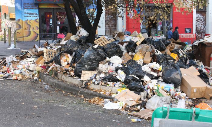 Un propriétaire débarrasse les ordures laissées par des «locataires hors-la-loi», puis dépose l&rsquo;énorme tas de déchets devant leur porte