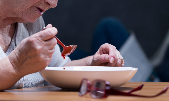 Une mère atteinte de la maladie d&rsquo;Alzheimer, ne reconnaissant pas son fils, retrouve la mémoire grâce à un régime alimentaire spécial pour le cerveau