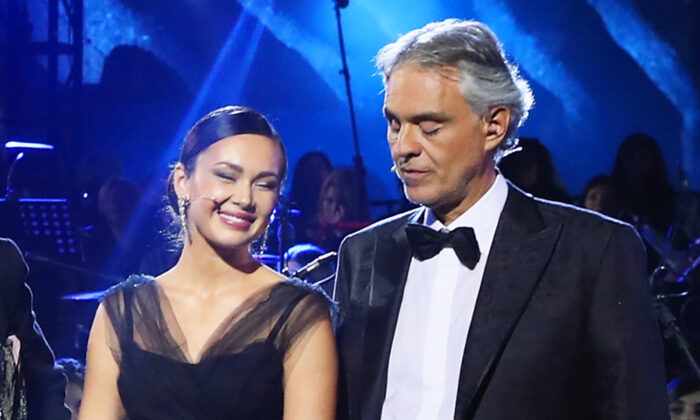 Regardez Andrea Bocelli et la star d&rsquo;opéra russe Aida Garifullina chanter « Ave Maria » dans une église gothique
