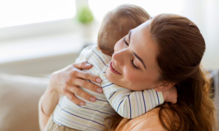 Un bébé partiellement sourd s&rsquo;illumine de joie en entendant la voix de sa mère pour la première fois