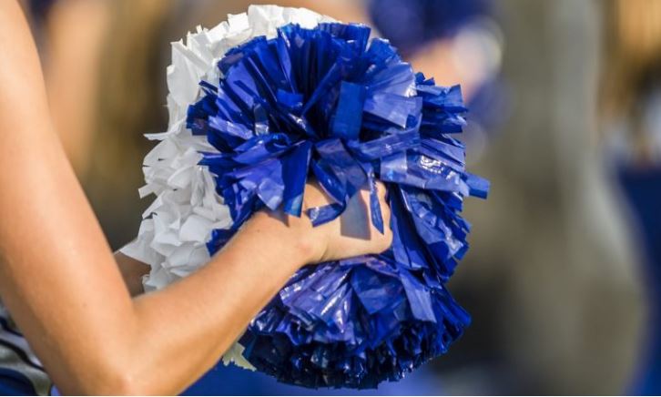 Une pom-pom girl en larmes, son père militaire étant absent, mais un adolescent saute par-dessus la clôture et vient à sa rescousse