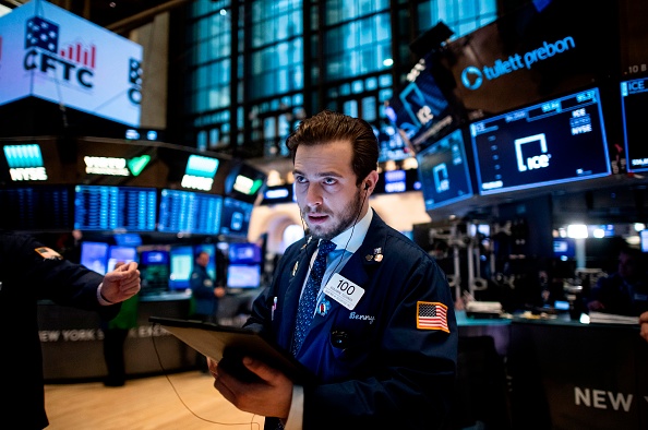 Wall Street ouvre en net recul, craignant la propagation du virus chinois