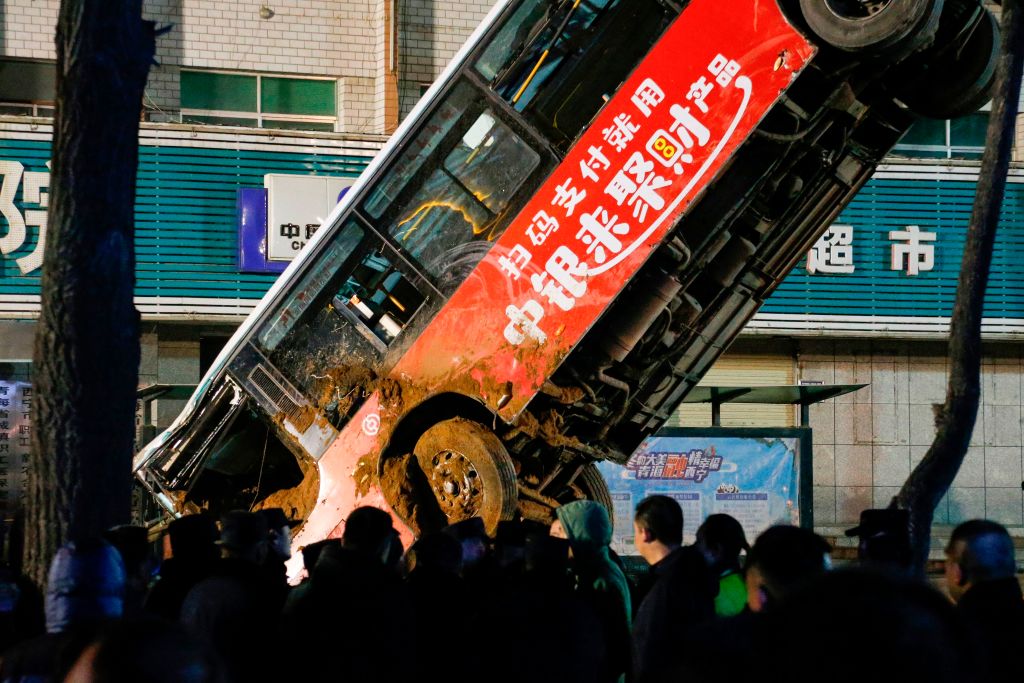 [Vidéo] Chine: un bus englouti au milieu de la chaussée, 6 morts