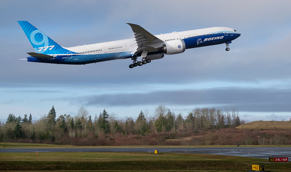 Le Boeing 777X prend enfin son envol après un long retard et une météo capricieuse