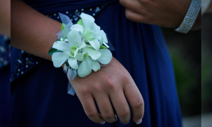Elle a enlevé ses talons hauts après avoir fait une crise d&rsquo;épilepsie juste avant le match suivi d&rsquo;un bal alors toutes les filles les ont enlevés aussi, c&rsquo;est devenu viral
