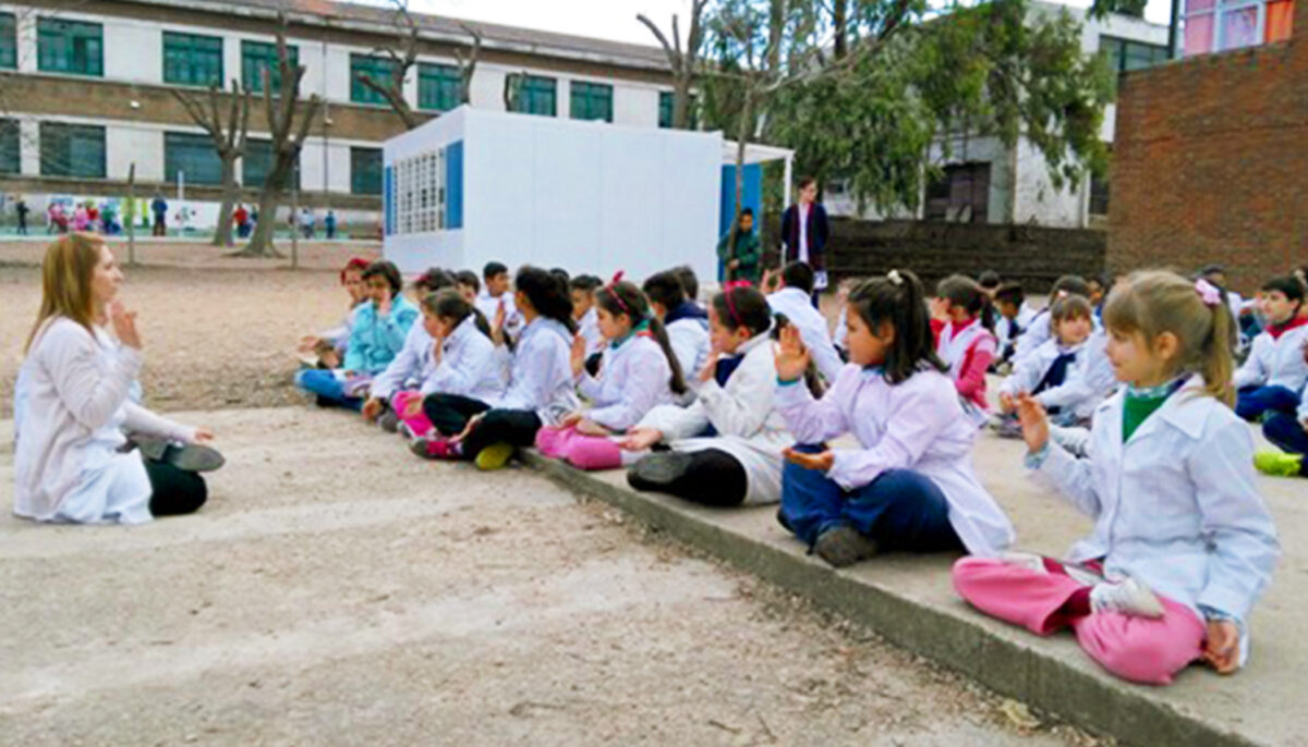La méditation transforme des élèves turbulents et violents en des enfants tolérants et calmes à l&rsquo;école