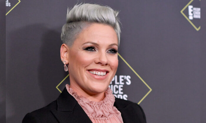 P!nk, 40 ans, tweete à propos de son apparence vieillissante et explique pourquoi elle «ne peut pas se cacher derrière» la chirurgie plastique