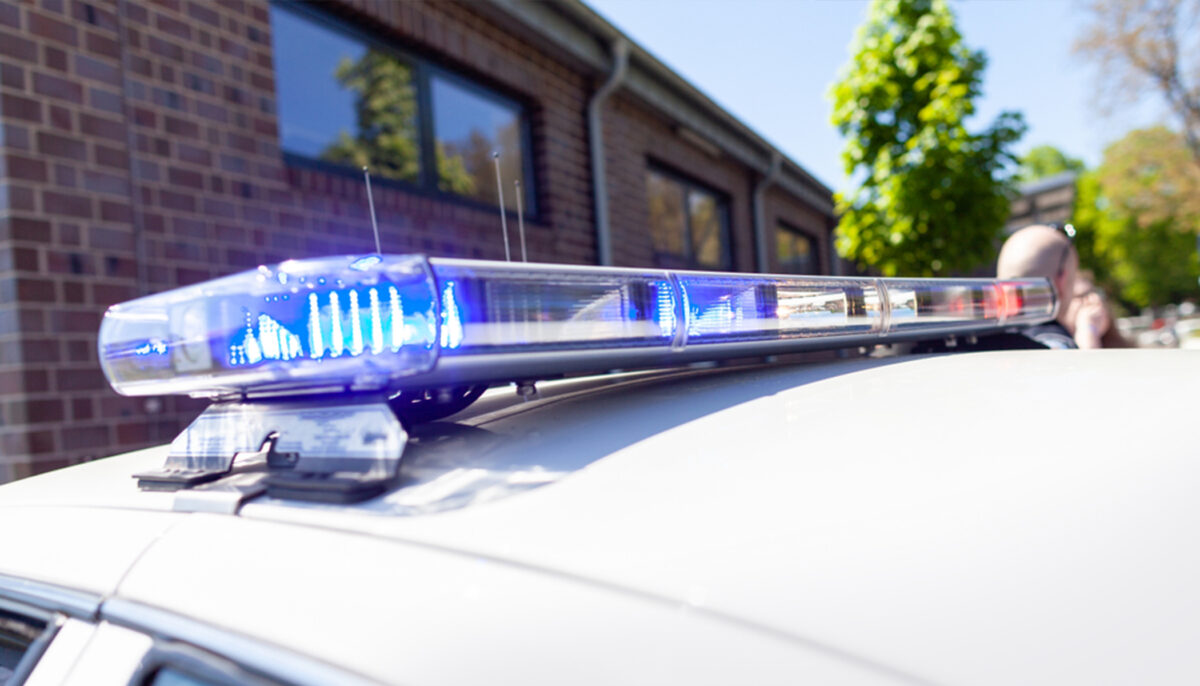 Un policier en tournée le matin aide une mère enceinte et sa fille sans abri dormant sur le trottoir