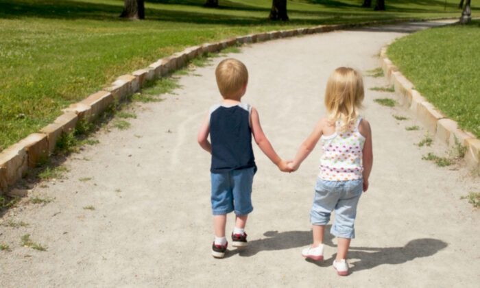 Amoureux à la maternelle, ils se retrouvent sur Internet 30 ans plus tard et sont maintenant parents de deux garçons