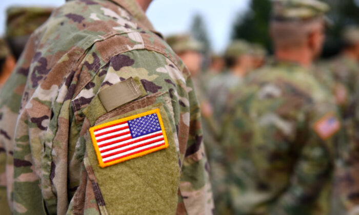 Des soldats pensent à une surprise pour la serveuse quand ils apprennent que leur déjeuner est déjà payé