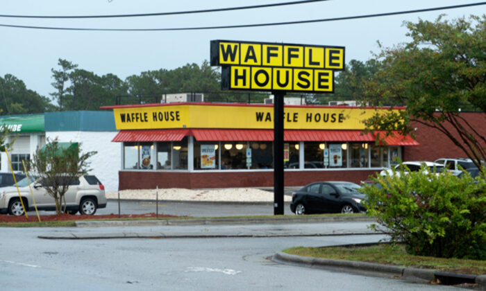 Une fillette demande à la serveuse « Pourquoi ta peau est-elle si foncée », mais avant que sa mère ne la gronde, elle reçoit la réponse parfaite